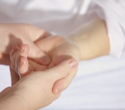 hands-g383f0bc88_1920